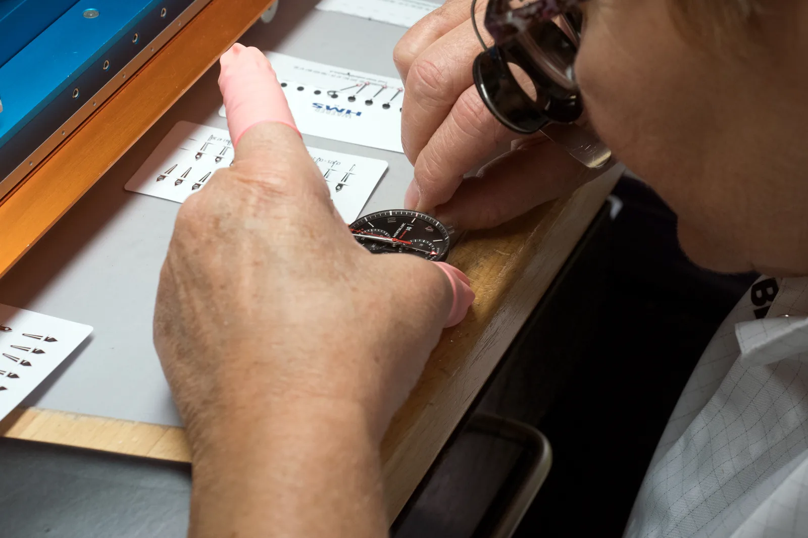 Maître-horloger travaillant un mouvement de montre en atelier
